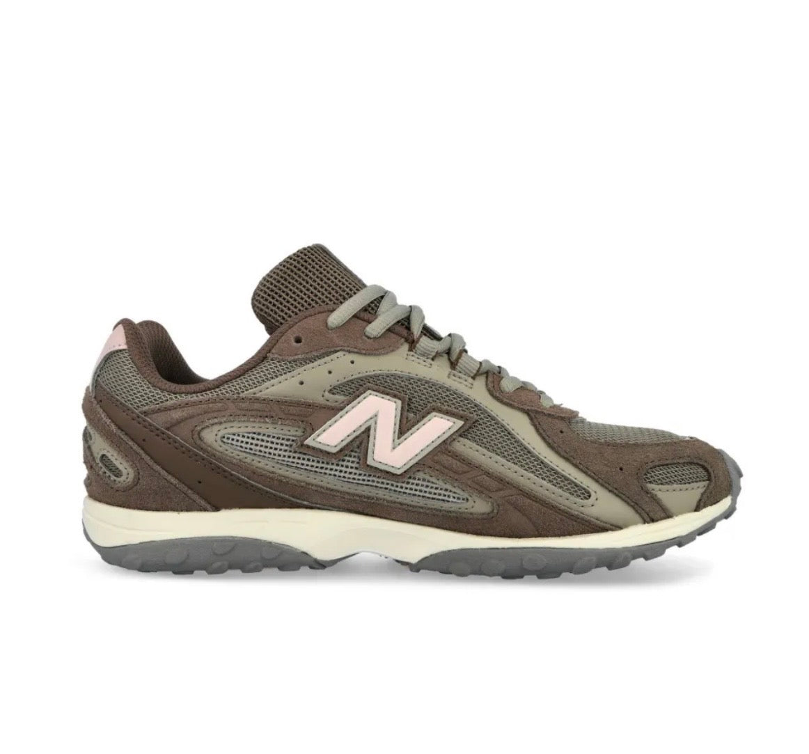 נעלי New Balance 204L brown pink מקוריות בעיצוב אופנתי עכשווי לקידום אתר